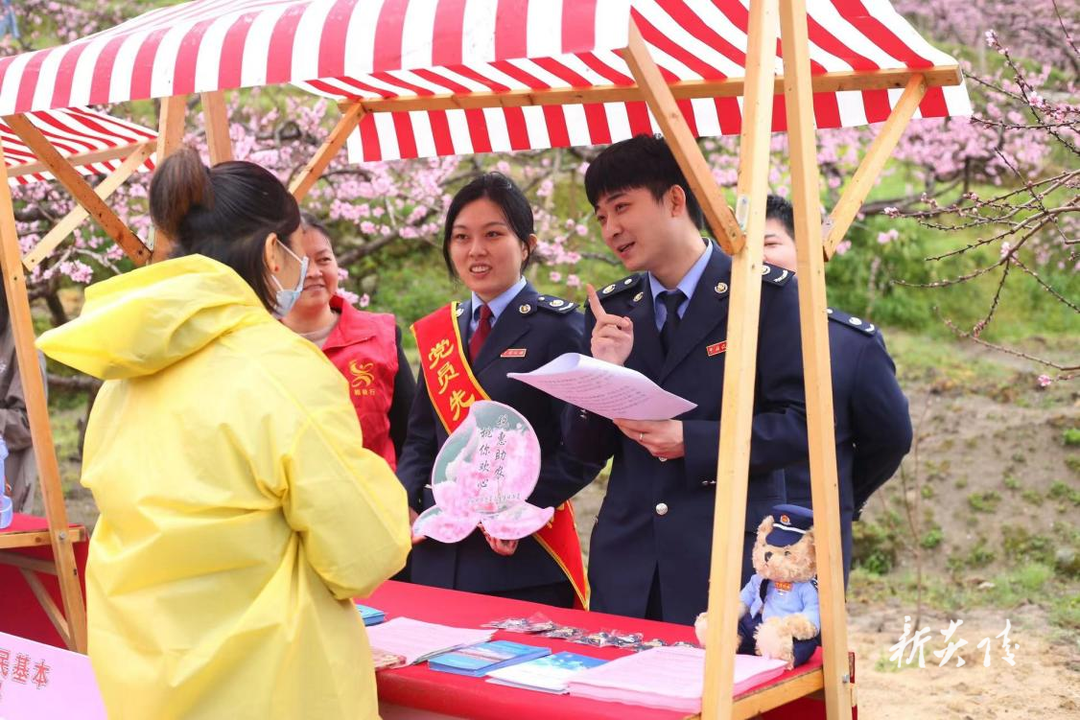 县税务局借力“桃花节”开展税收主题宣传活动