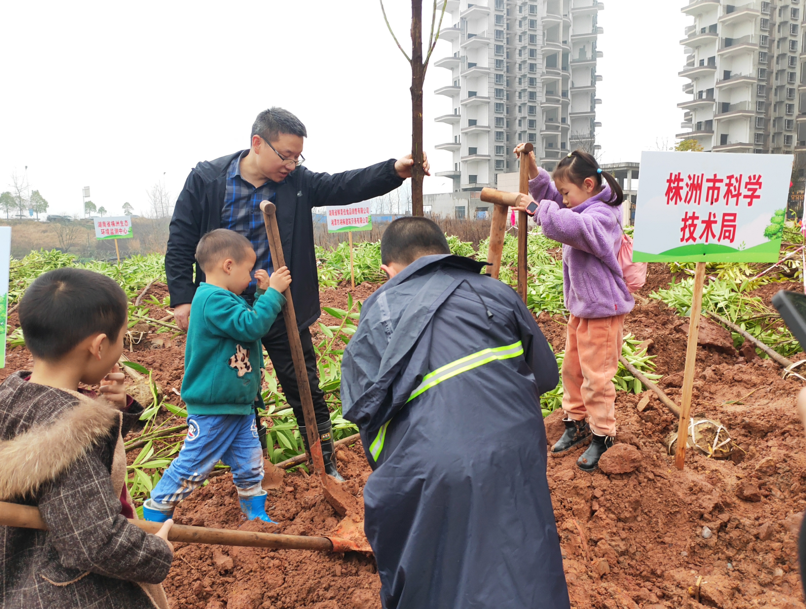 株洲市科技局积极参加义务植树“三认”活动
