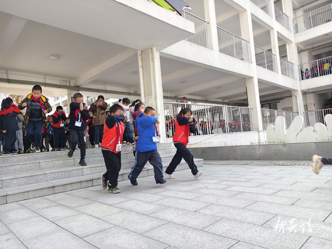 芙蓉学校开展三月消防安全应急疏散演练