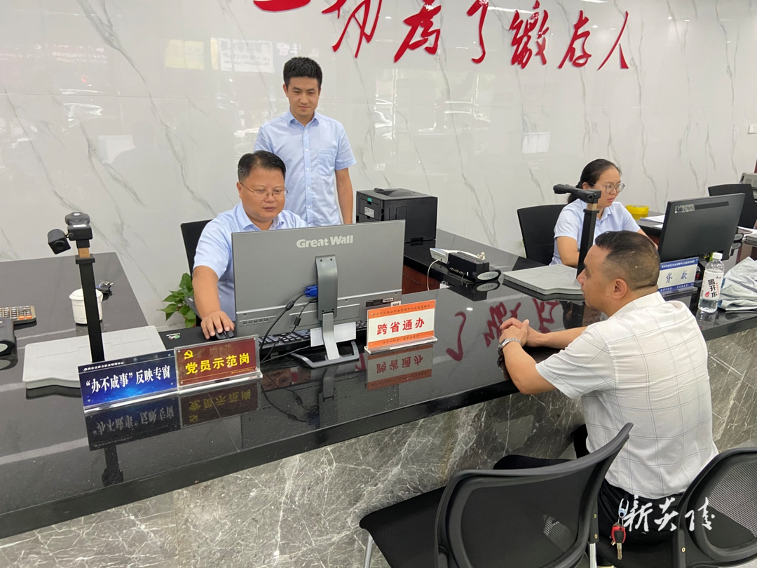 县住房公积金管理部开展“一把手走流程”活动