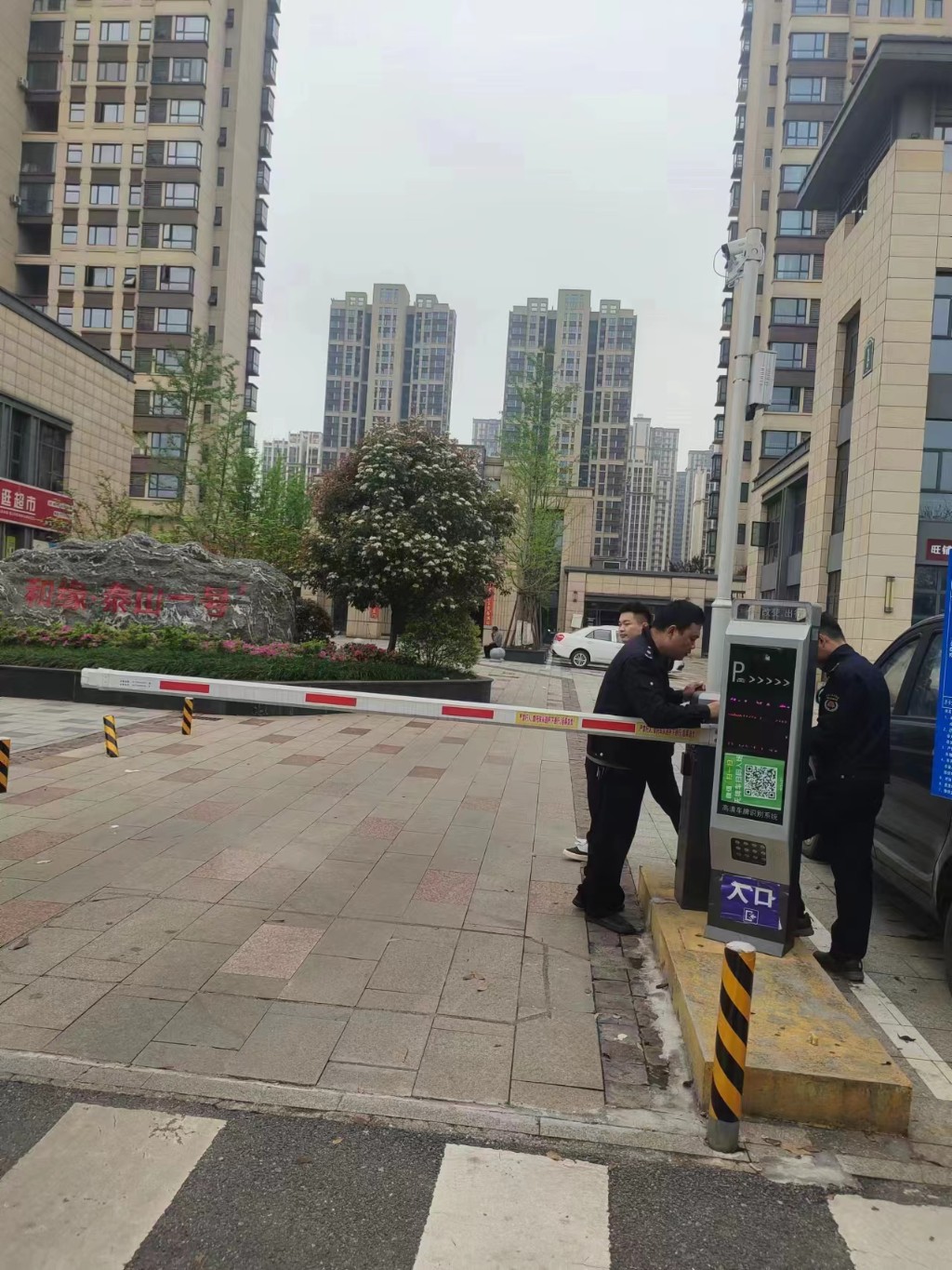 拆除违规道闸 还路于民