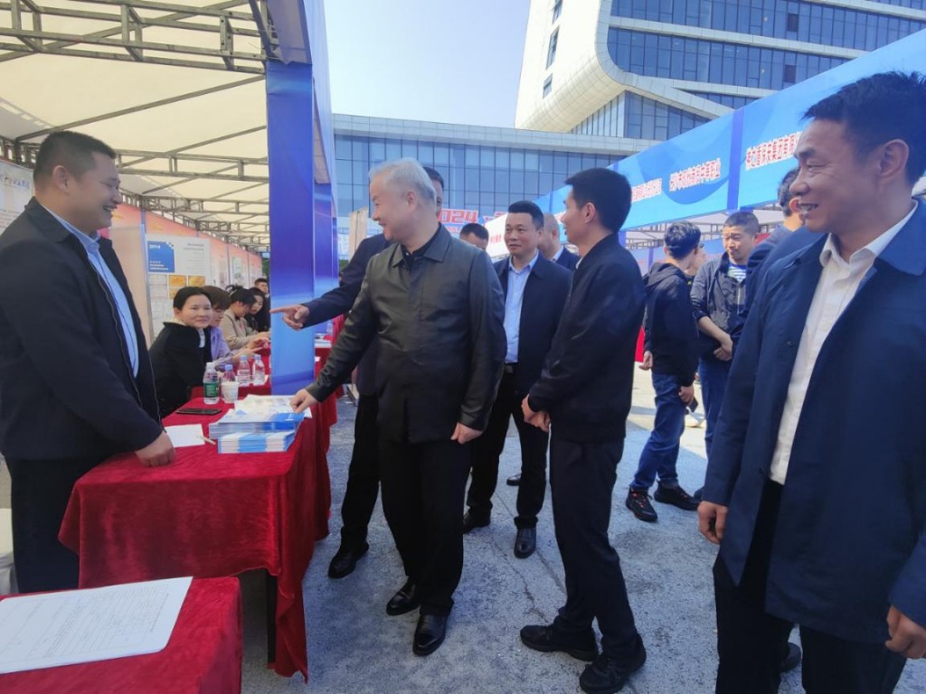市退役军人事务局组织企业参加“2024·荣光行动”招聘活动