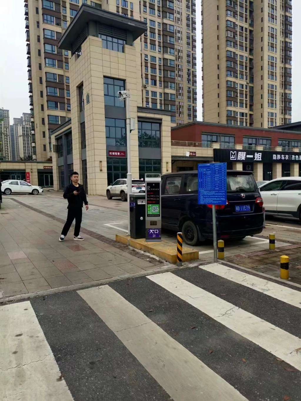 拆除违规道闸 还路于民
