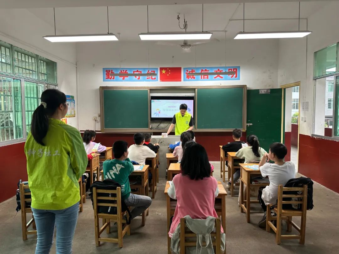 朱亭镇开展“利剑护蕾·雷霆行动”及禁毒知识入校宣讲活动