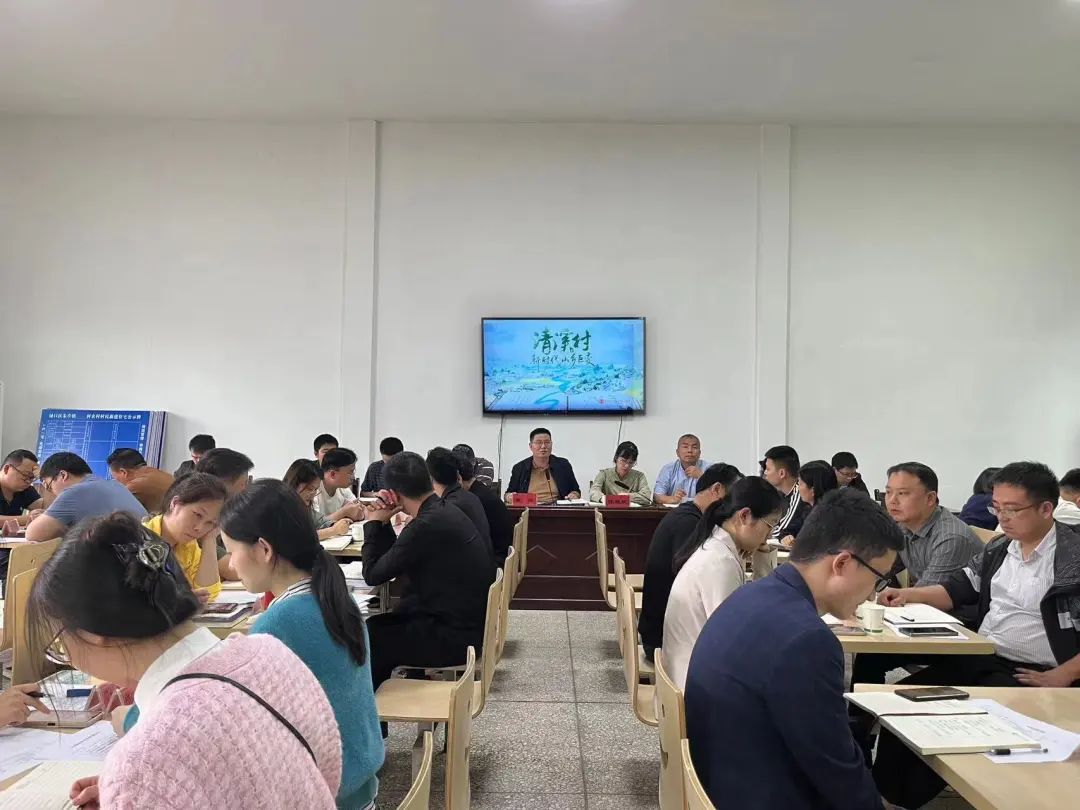 朱亭镇组织全体镇村干部集中观看学习纪录片《清溪村——新时代山乡巨变》
