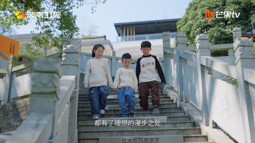 朱亭镇组织全体镇村干部集中观看学习纪录片《清溪村——新时代山乡巨变》