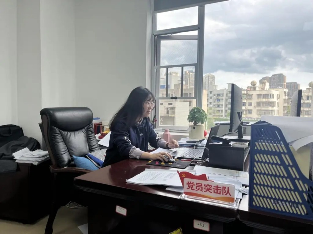 市商务局在职第二党支部组建“党员突击队”