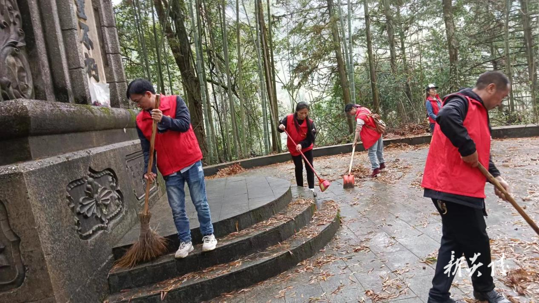 沔渡镇:清扫烈士陵园 缅怀革命先烈