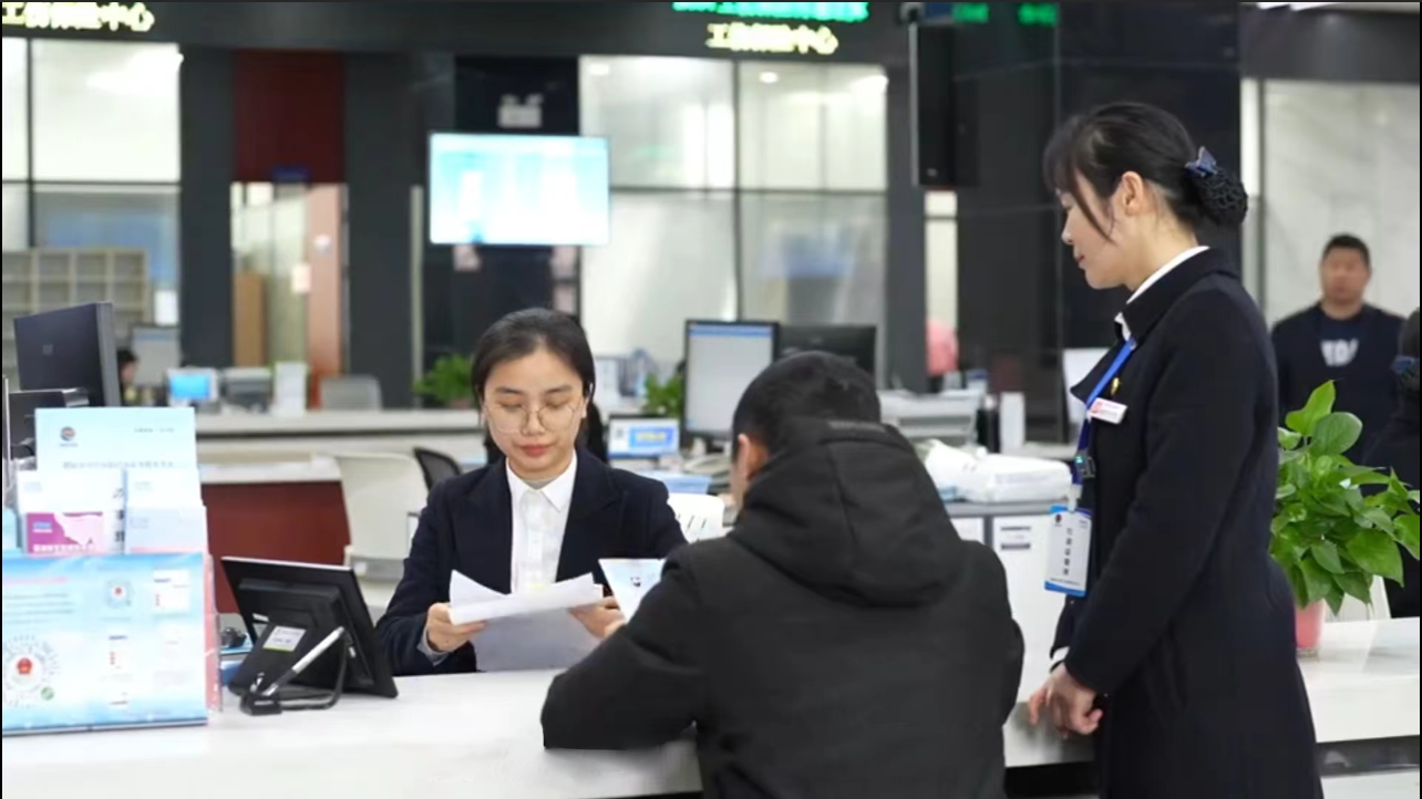 医保经办“延时服务”显温情