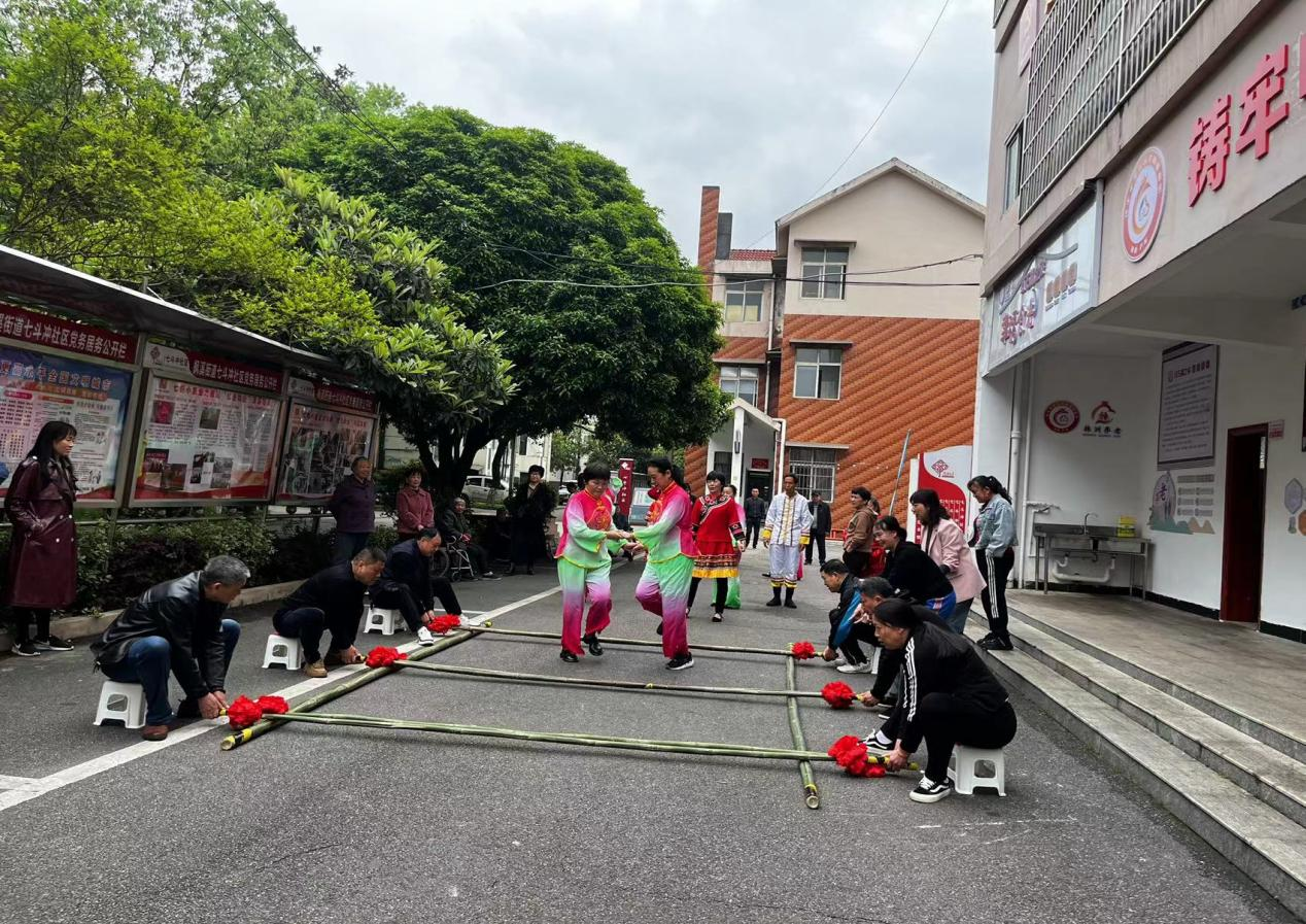 七斗冲社区“红石榴之家.幸福食光” 长者食堂揭牌仪式