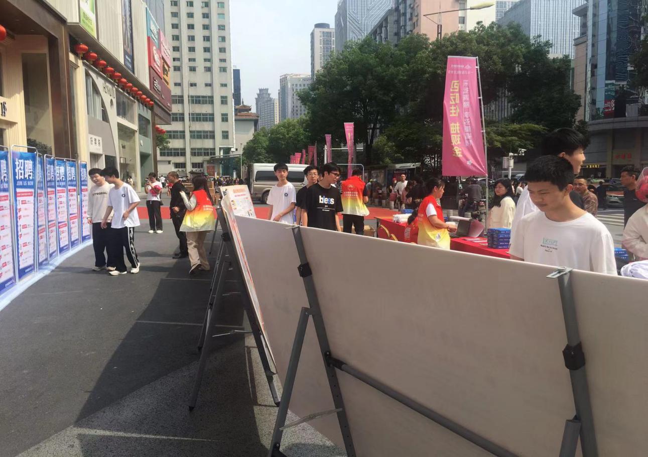 建宁街道码头社区开展芦淞区"轻淞就业"服务进小区人社政策宣传活动