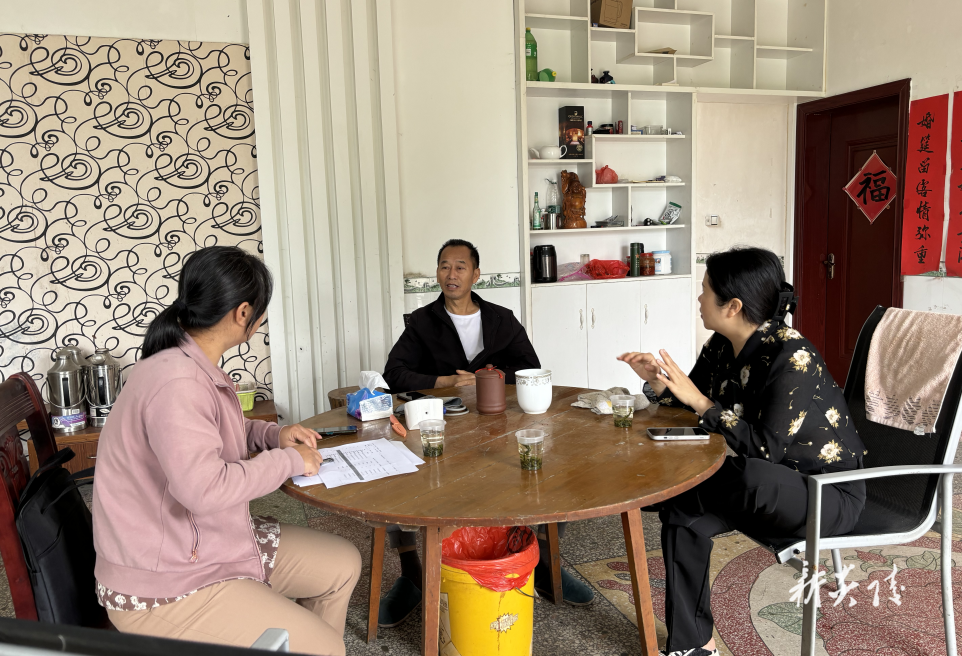 县统计局开展记账户入户指导工作