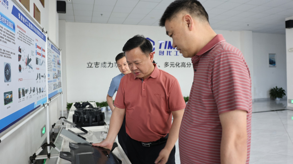 ​李晓彤到时代工塑调研项目建设及科技成果转化情况