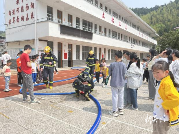 县消防救援大队在沔渡镇石洲学校开展消防培训