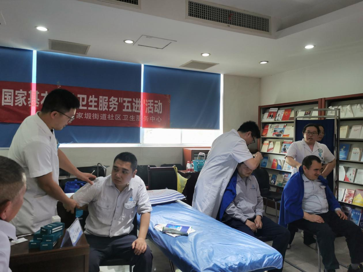 走进厂区为“钢铁直男”送健康