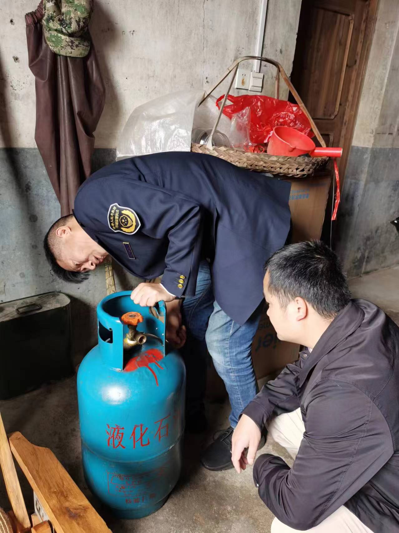 攸县市监局开展联合执法行动 瓶装液化石油气"黑窝点"被端