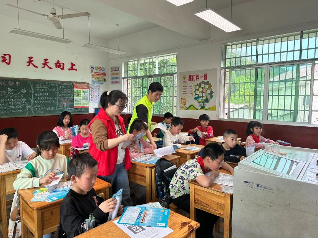 朱亭镇开展“利剑护蕾·雷霆行动”及禁毒知识入校宣讲活动