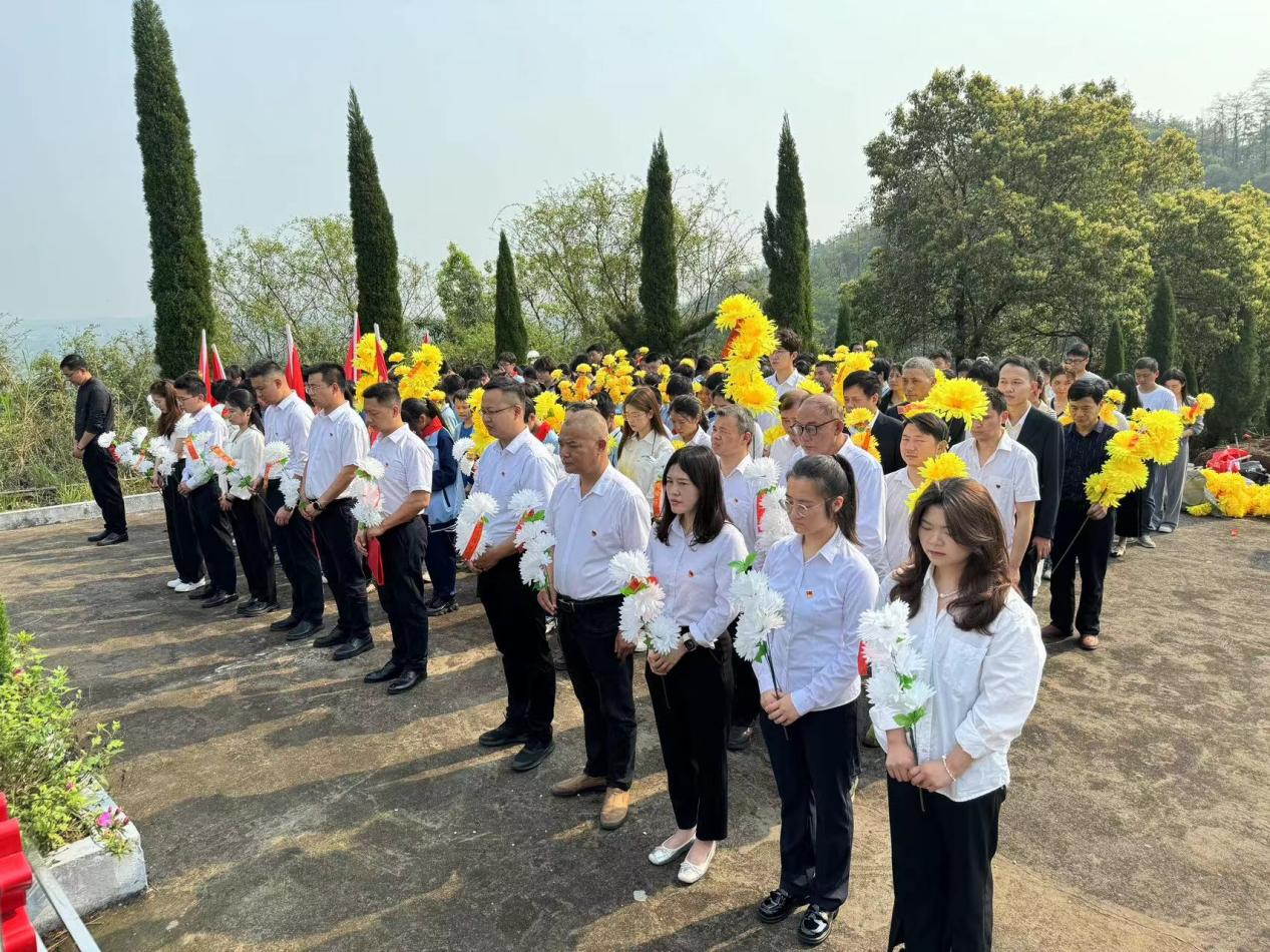 沈潭镇开展“追思革命英烈,传承红色基因”清明祭扫英烈活动