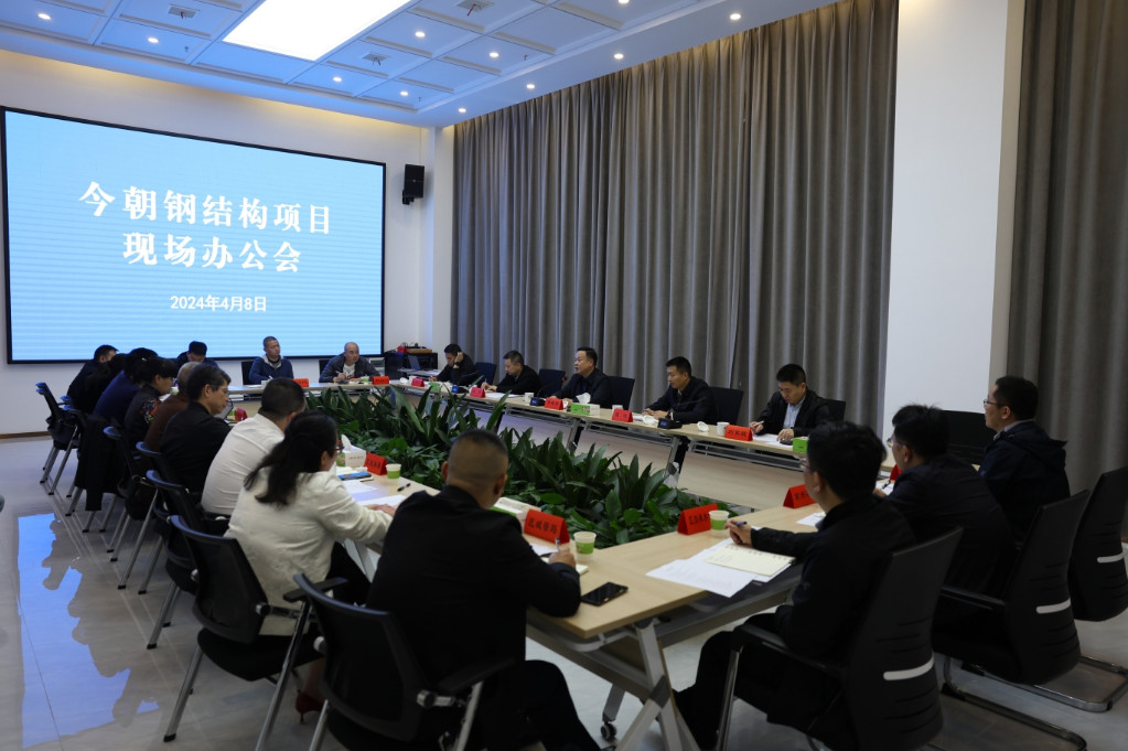 李晓彤现场办公协调解决今朝钢结构项目建设问题