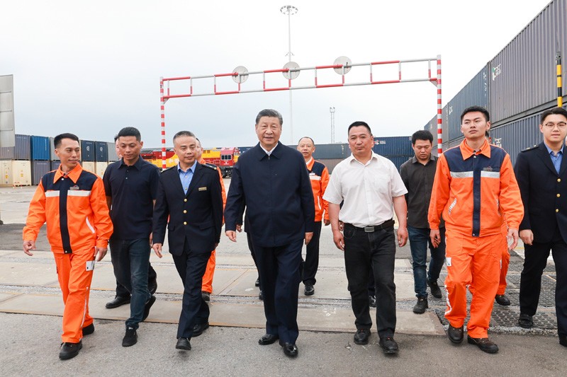 习近平在重庆考察时强调：进一步全面深化改革开放 不断谱写中国式现代化重庆篇章