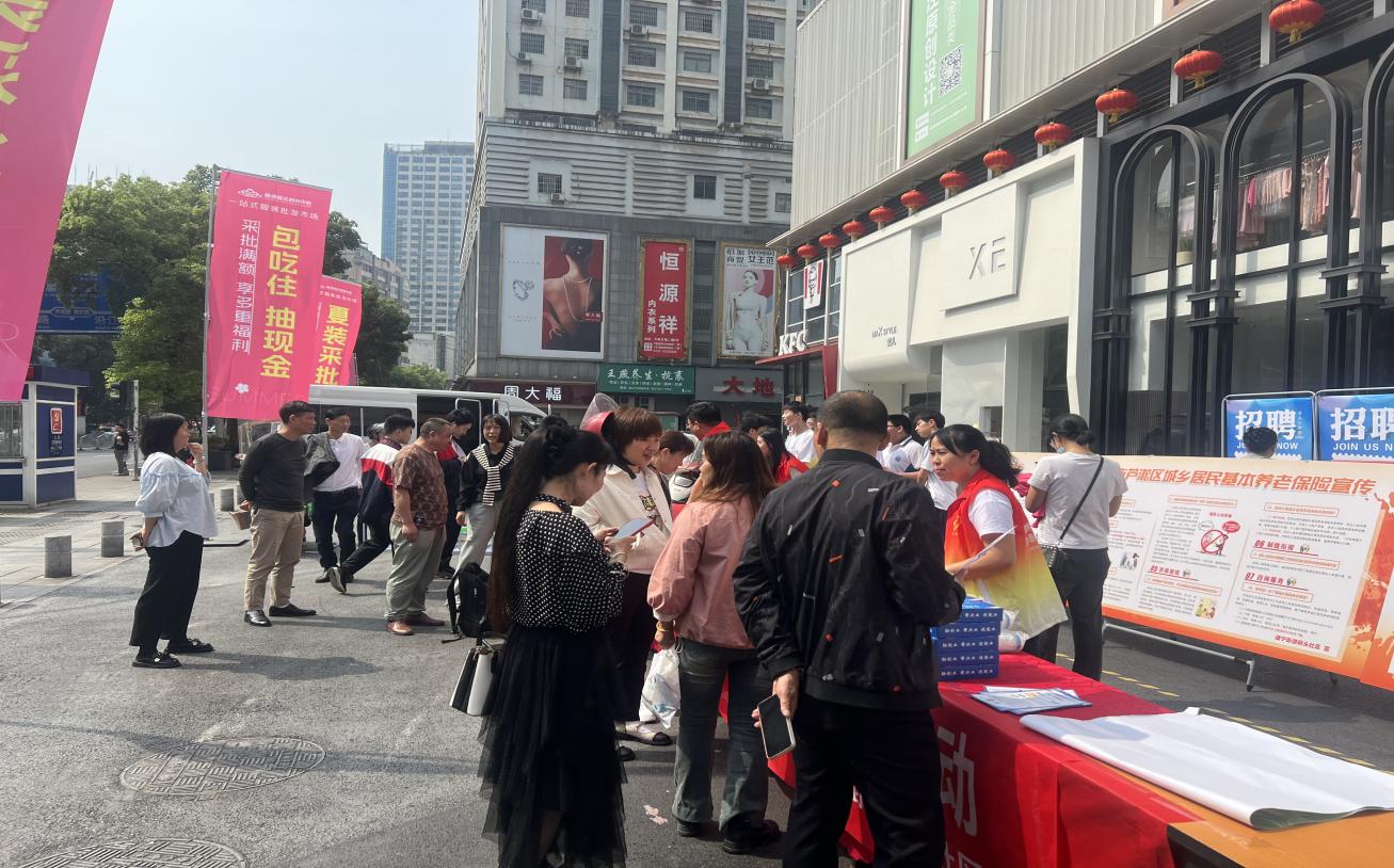 建宁街道码头社区开展芦淞区"轻淞就业"服务进小区人社政策宣传活动