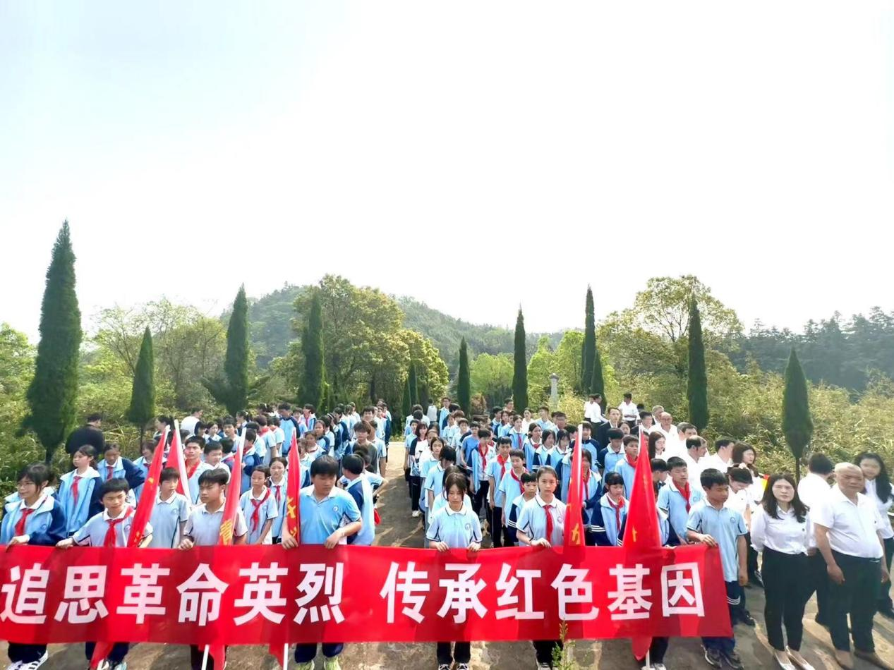 沈潭镇开展“追思革命英烈,传承红色基因”清明祭扫英烈活动