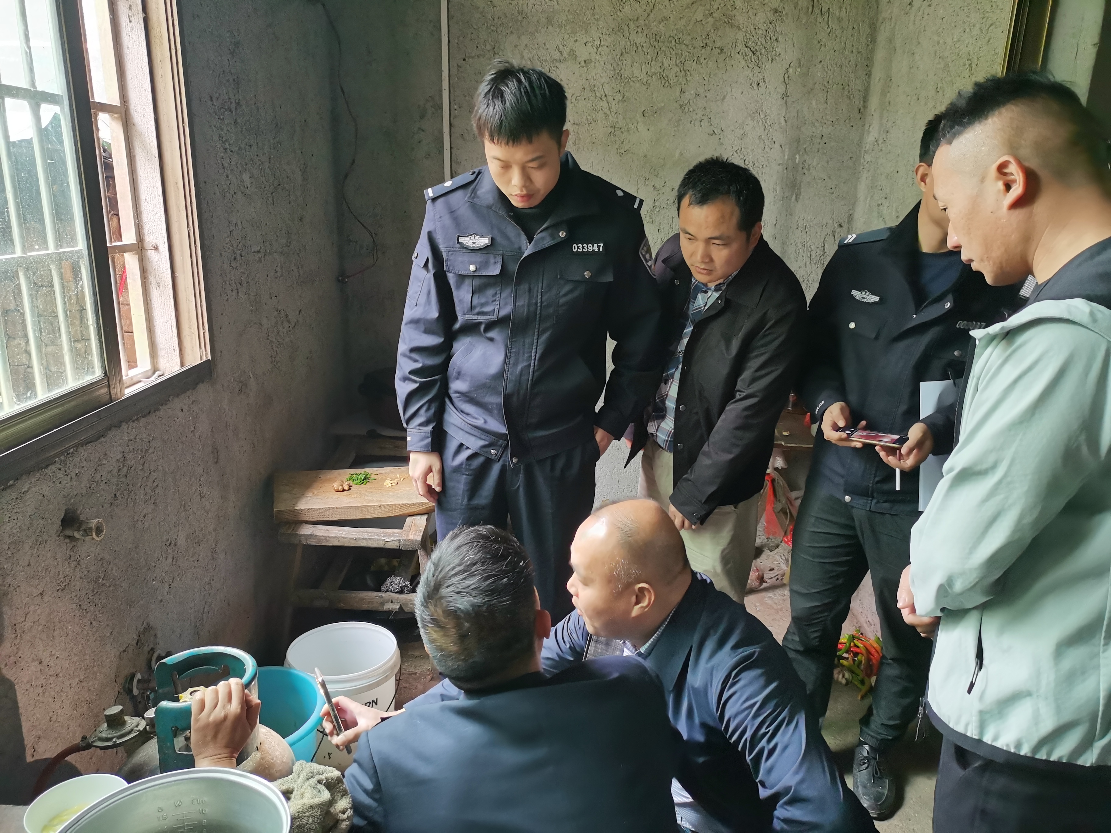 攸县市监局开展联合执法行动 瓶装液化石油气"黑窝点"被端