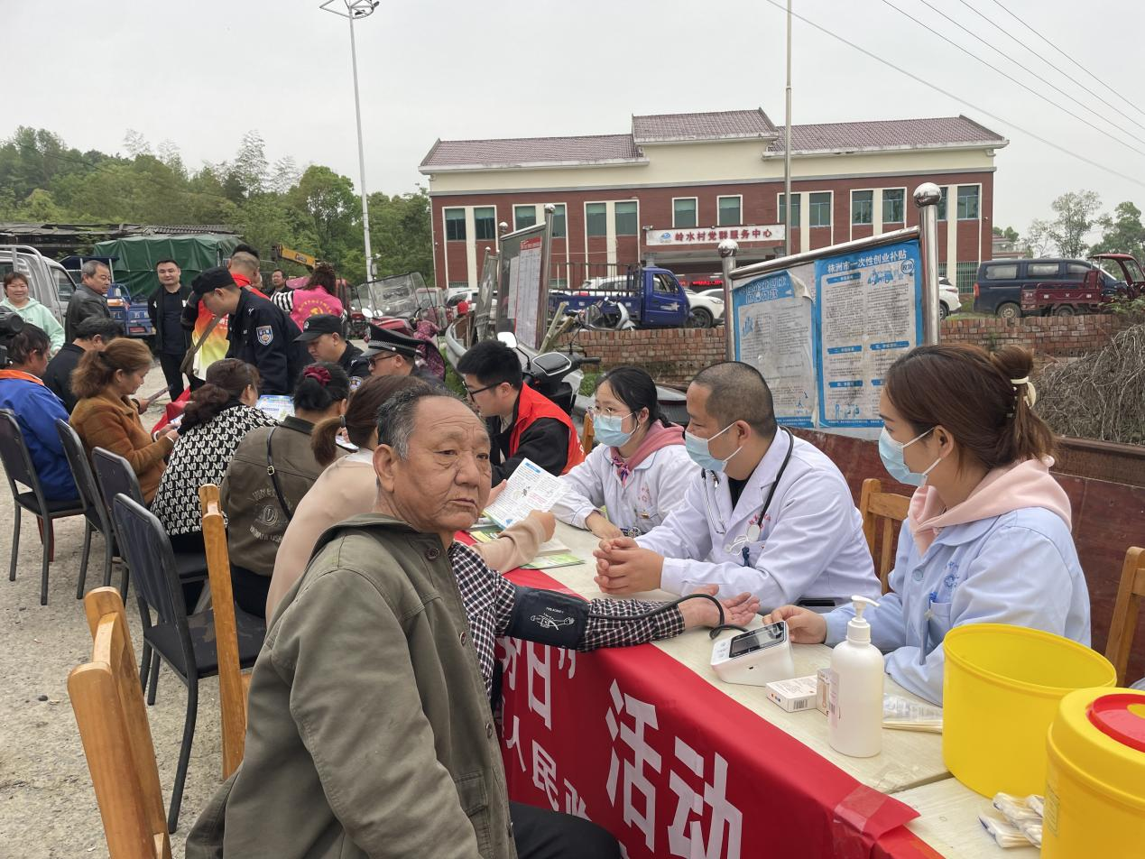 白关镇开展党建引领基层治理“家门口服务日”活动