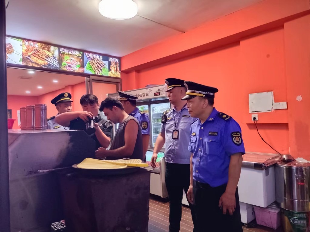 荷塘区大力推进餐饮油烟污染整治力度