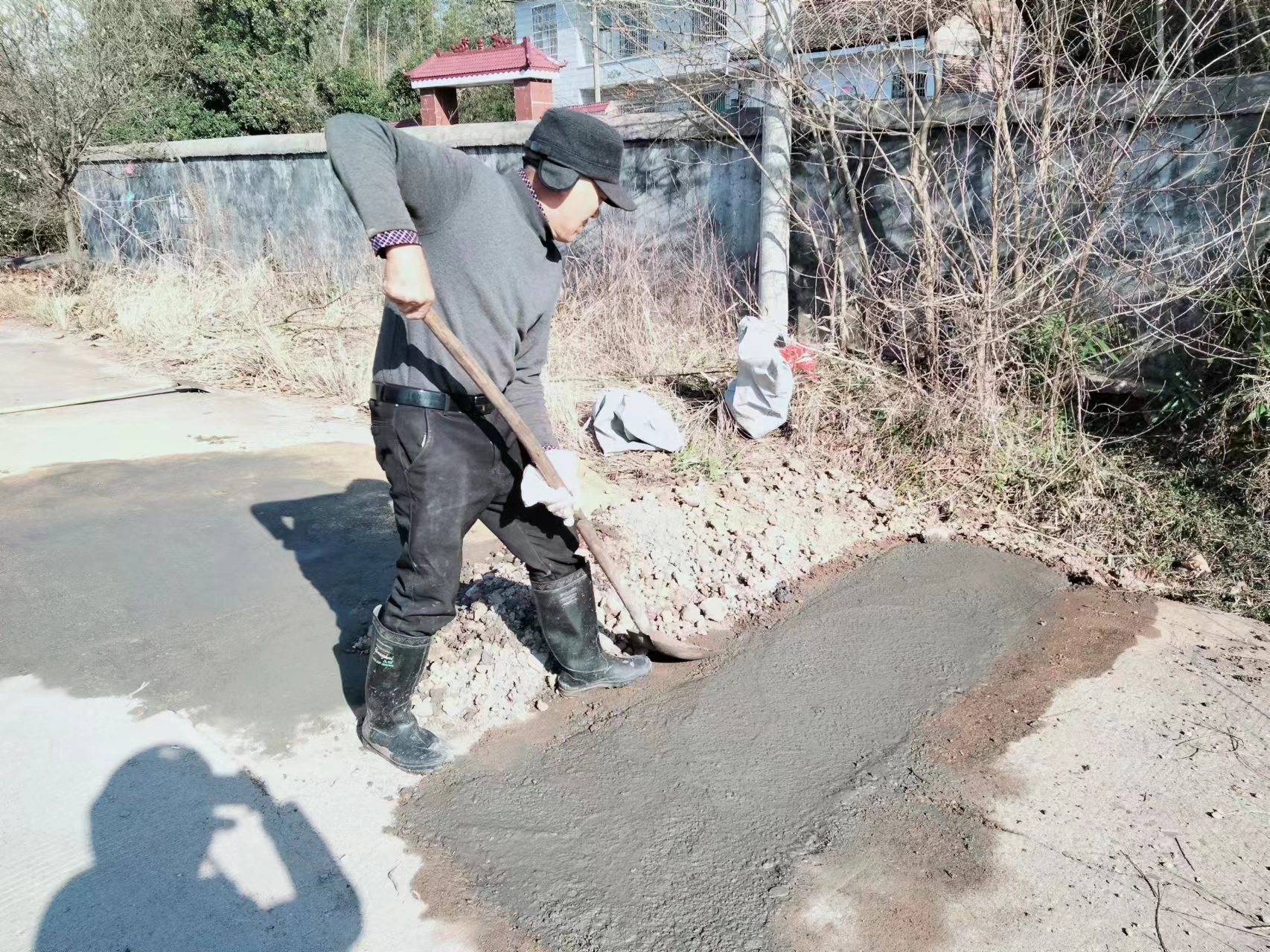 联星街道：情系群众办实事 维修道路暖民心