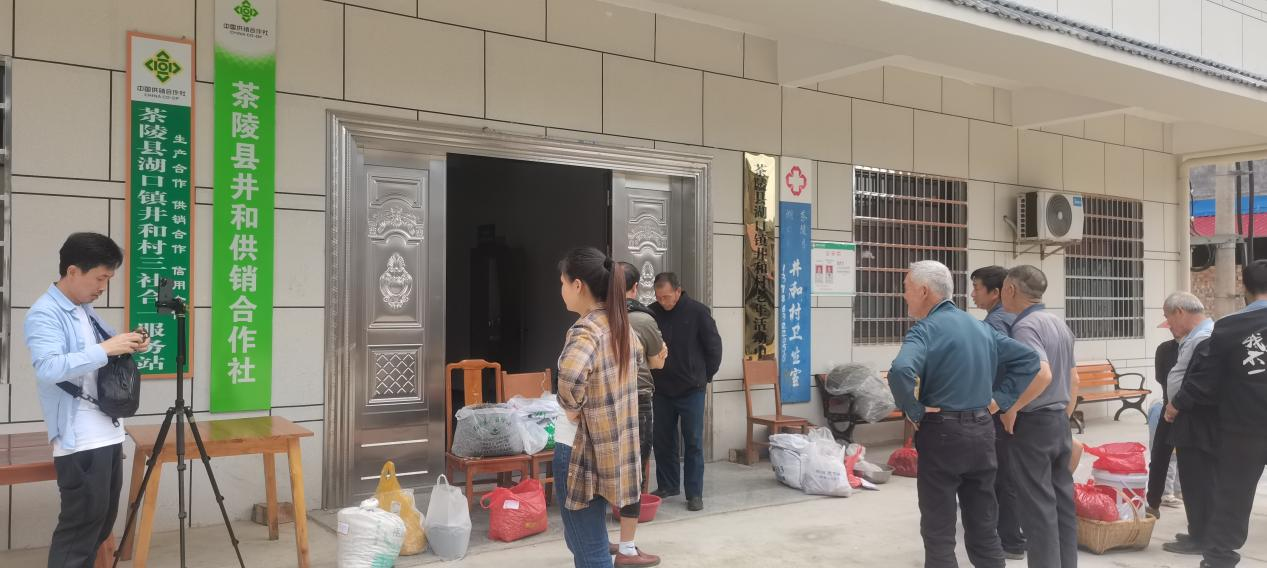 直播带货促销售，公益助农暖人心