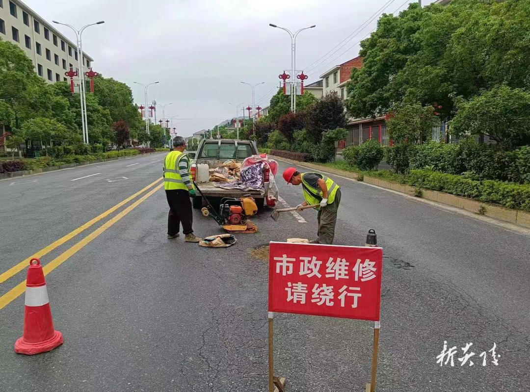 县城管局：路面坑洼存隐患 市政维护解风险