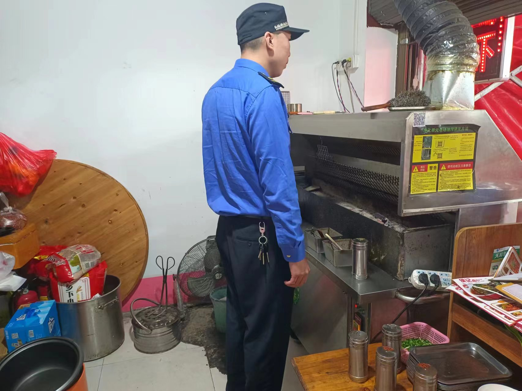 芦淞城管开展油烟污染专项整治行动 