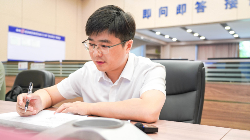区长王强接听12345市长热线!
