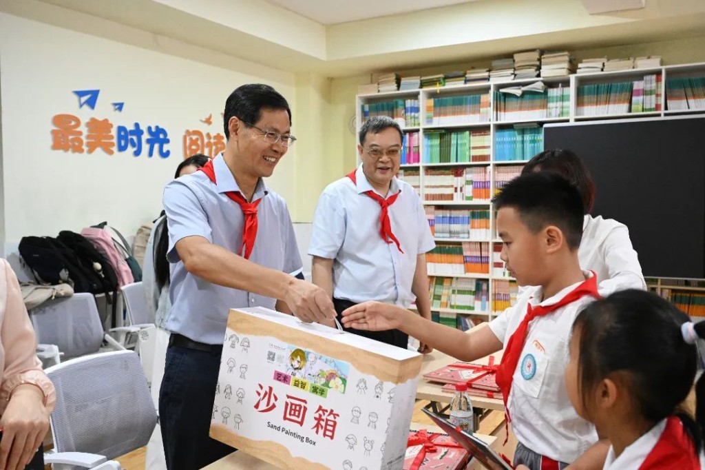 “六一”前夕，邹志超、石慧彬等区领导看望慰问少年儿童
