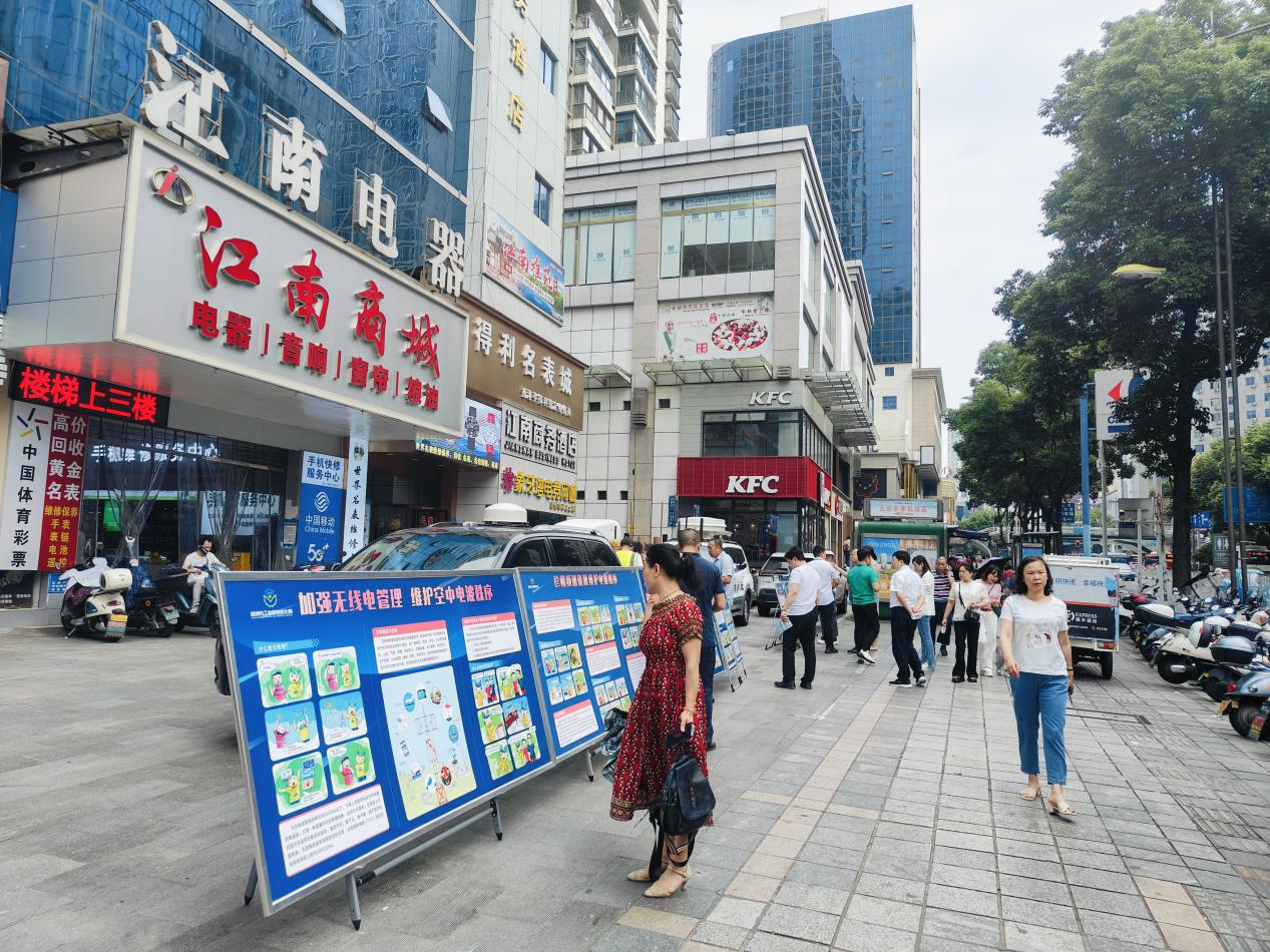 普法宣传进市场 服务群众零距离