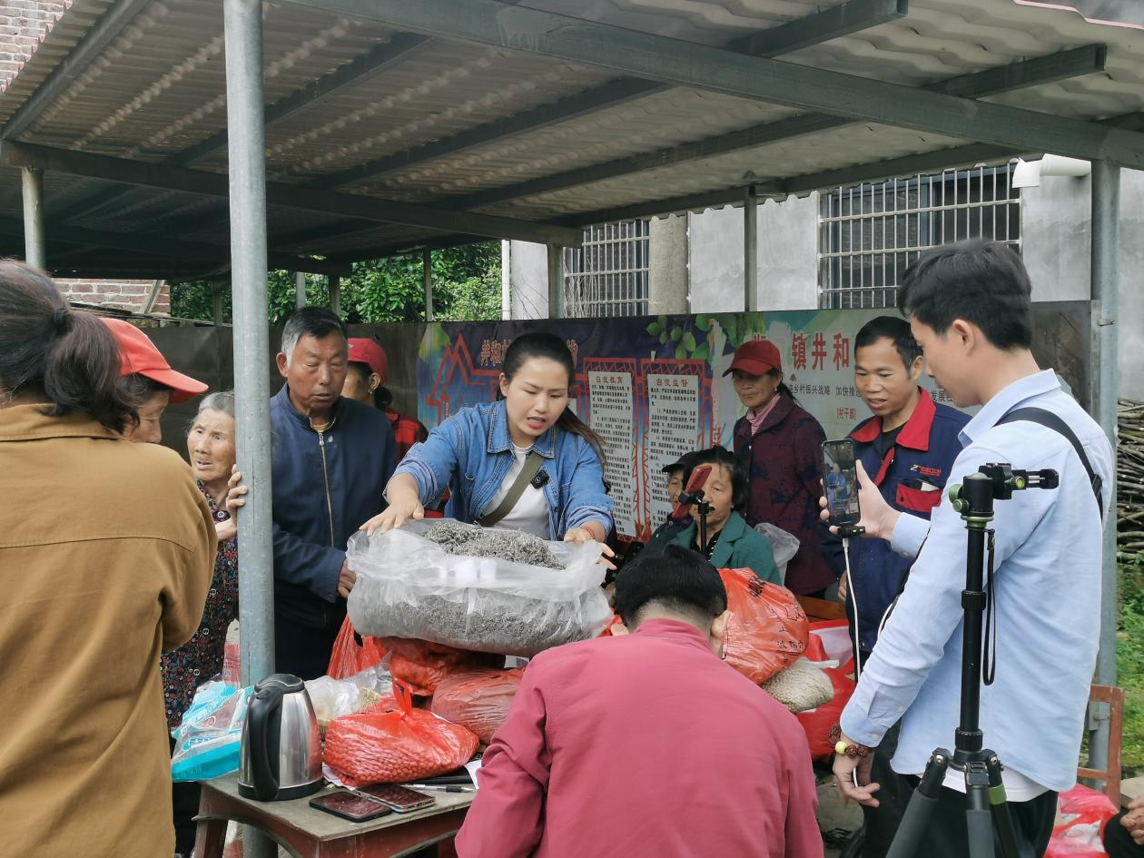 直播带货促销售，公益助农暖人心