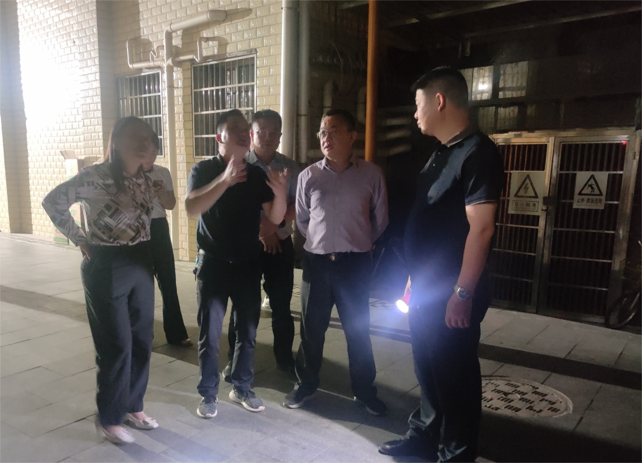 周其伟深夜带队督查，推进问题整改