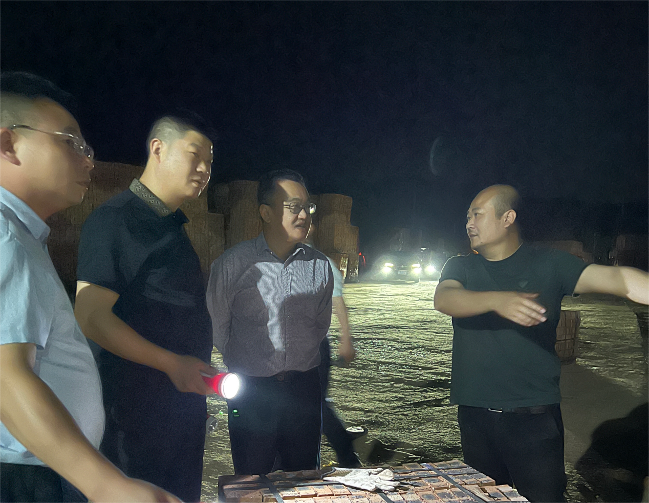 周其伟深夜带队督查，推进问题整改