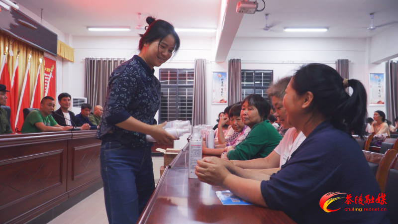洣江街道：爱心企业为当地群众送暖心物资
