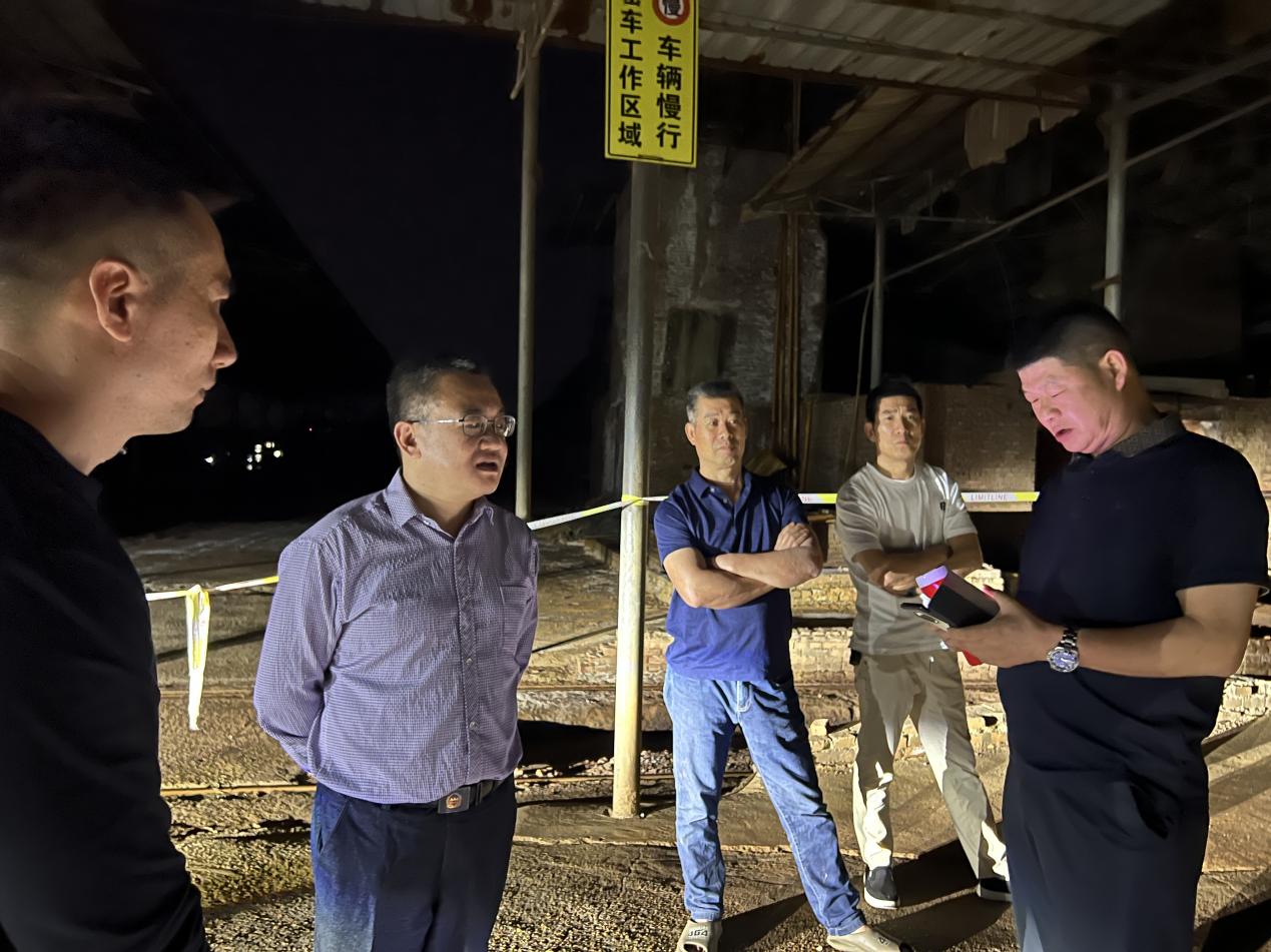 周其伟深夜带队督查，推进问题整改