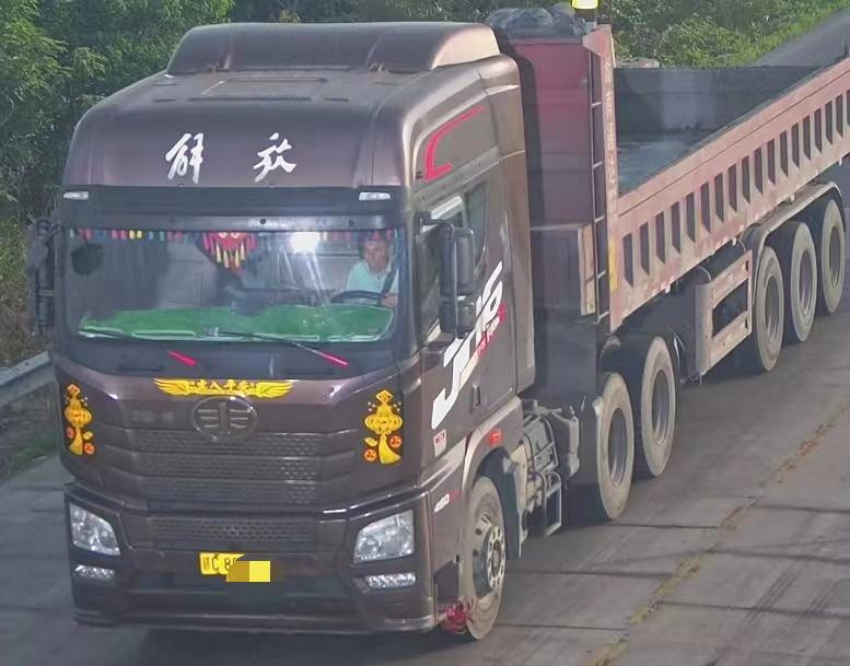 株洲交通执法部门查获一台“偷梁换柱”违法货运车辆