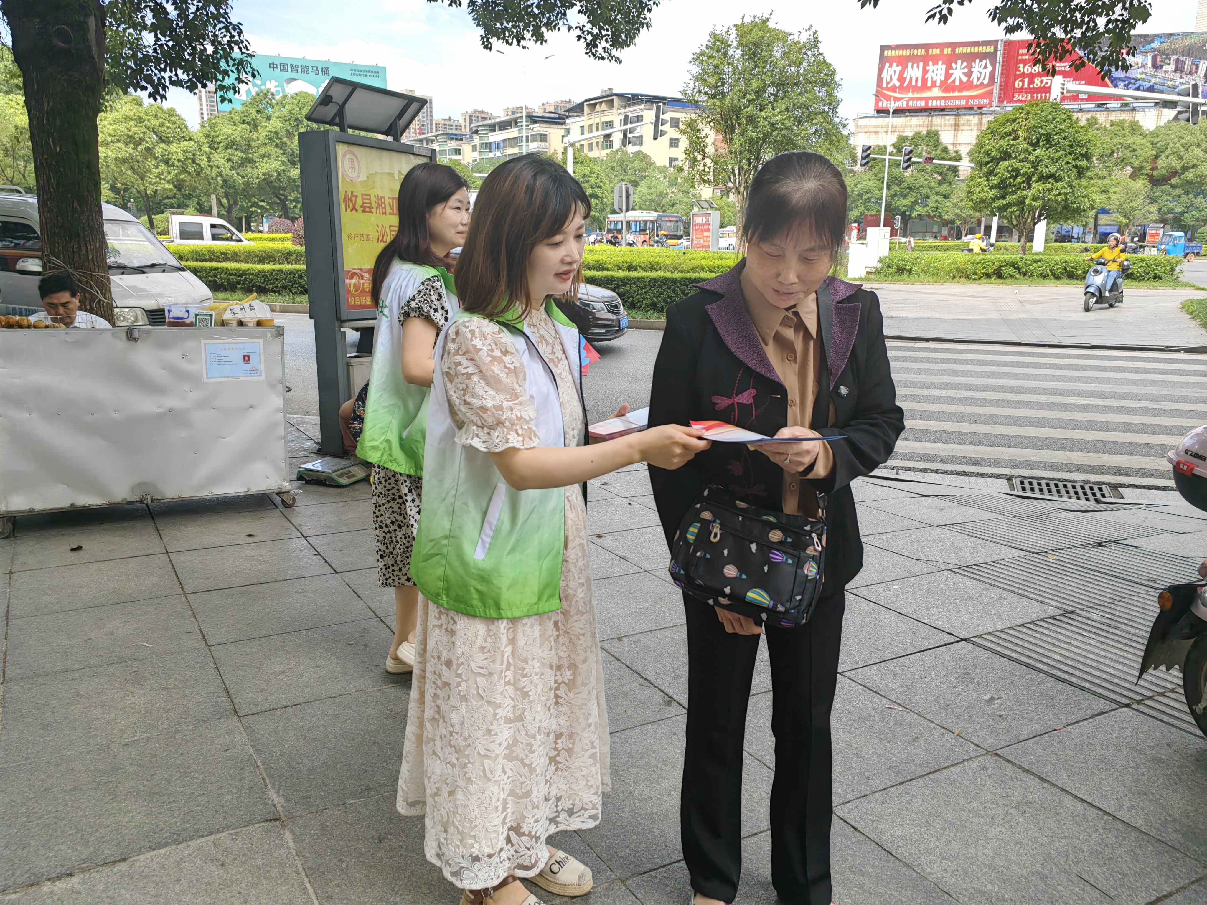 联星街道组织开展新慈善法宣传志愿活动
