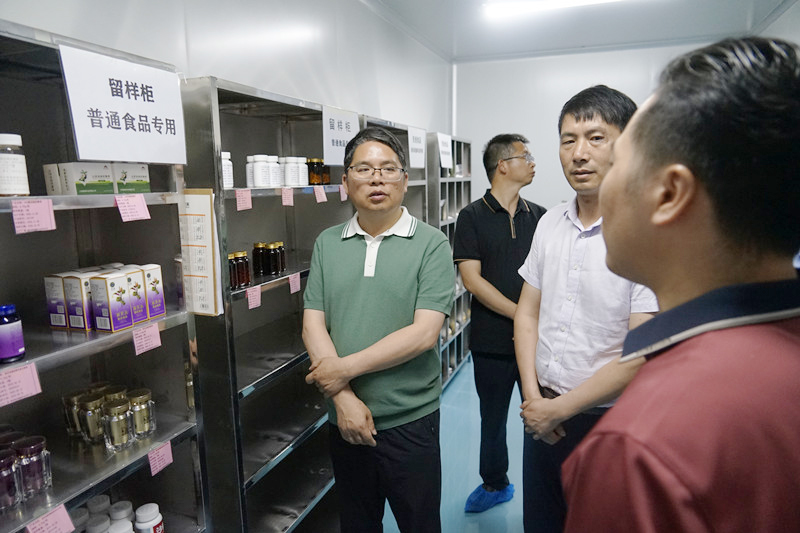 邓元连督查食品安全工作