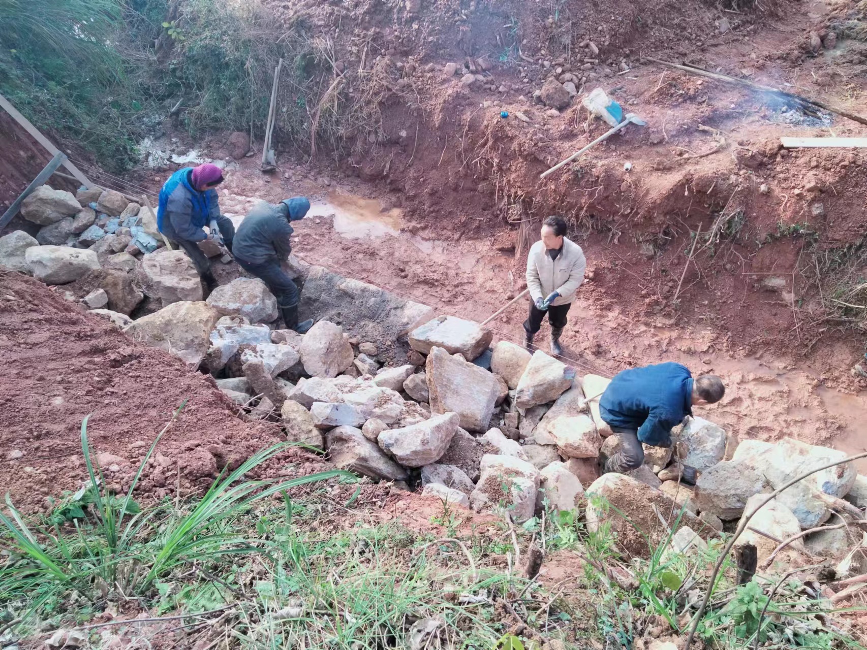 联星街道：情系群众办实事 维修道路暖民心