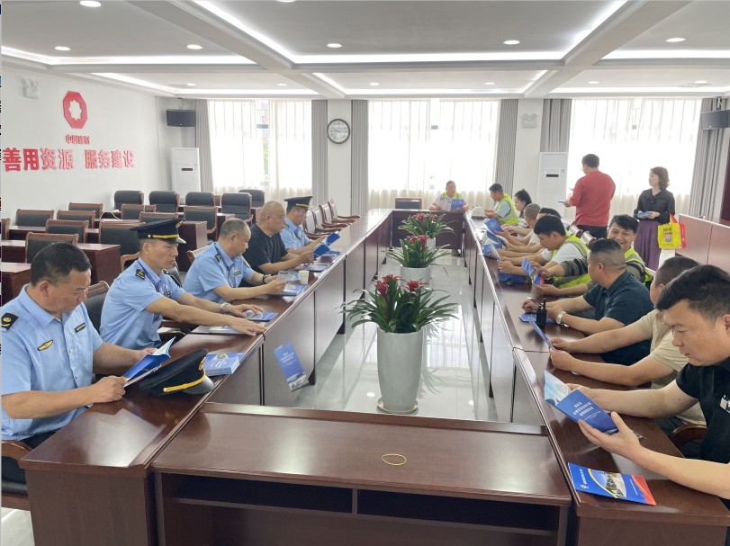 湖南天元区：路警联合开展路政宣传