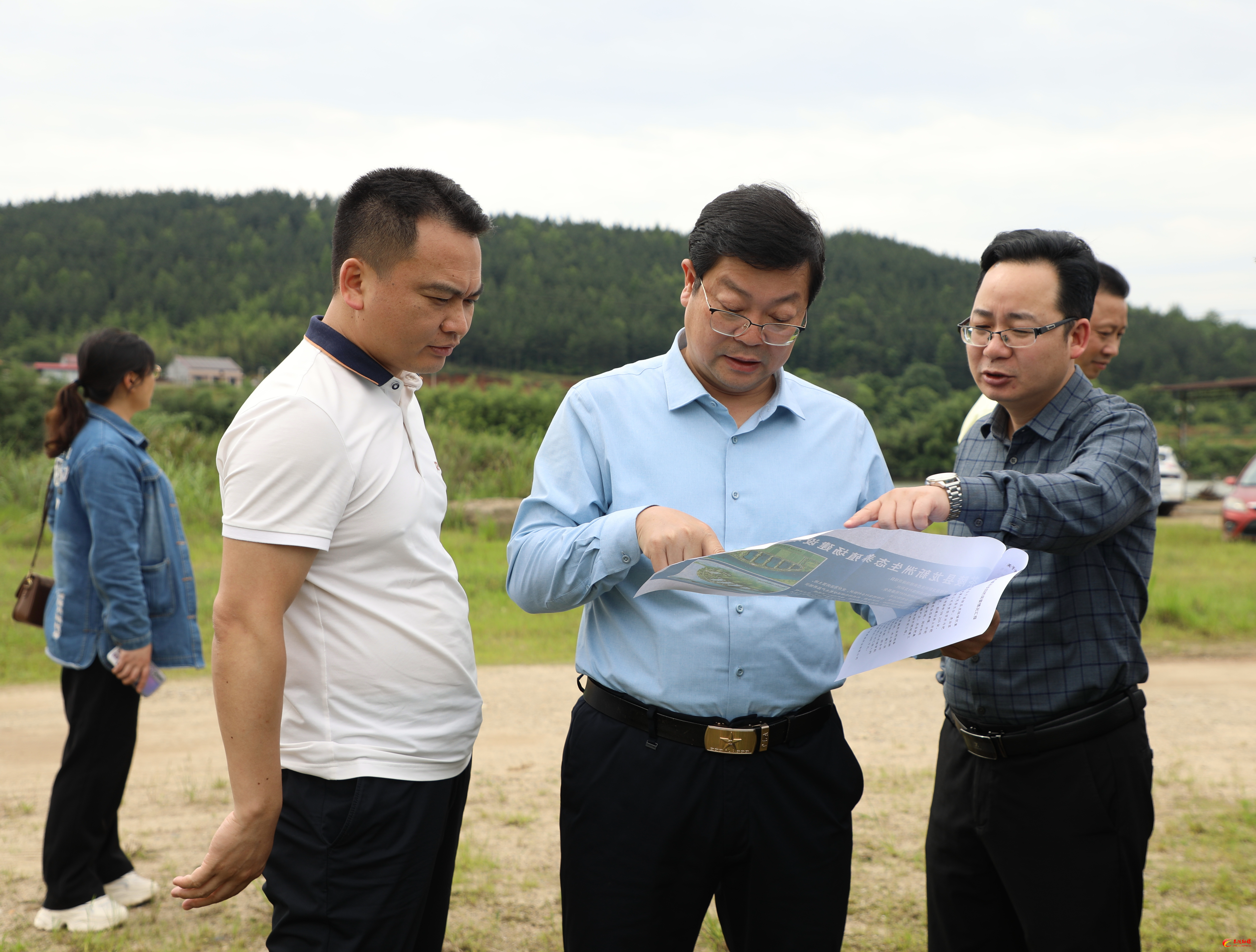 杨红兵带队赴虎踞镇督导重点工作