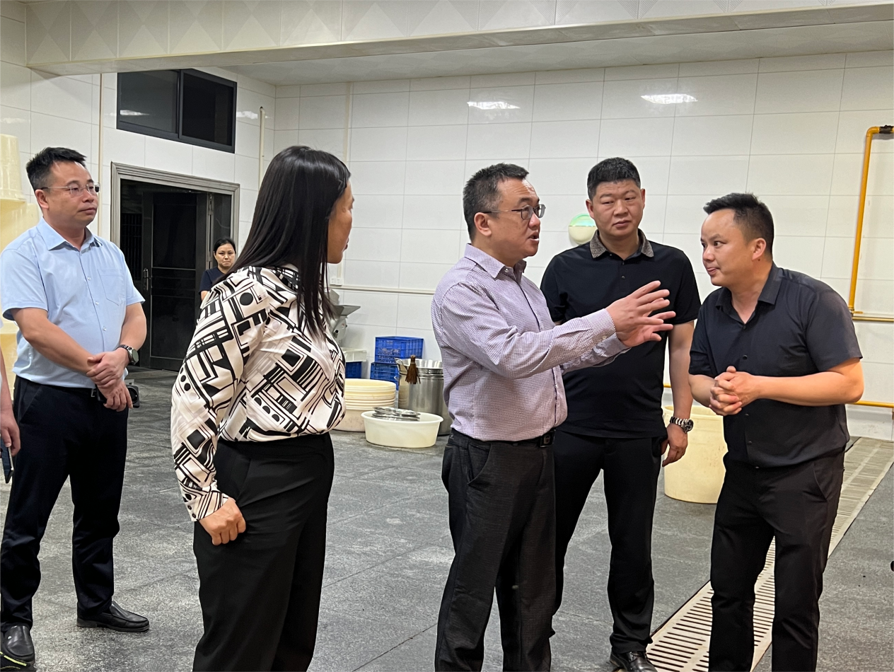 周其伟深夜带队督查，推进问题整改