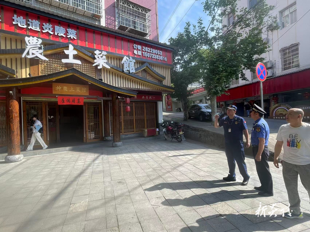 县城管局：整治户外广告 守护群众“头顶上的安全”