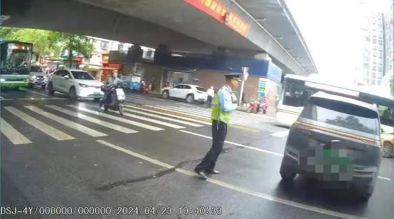 株洲路警联动，合力查处逃逸网约车